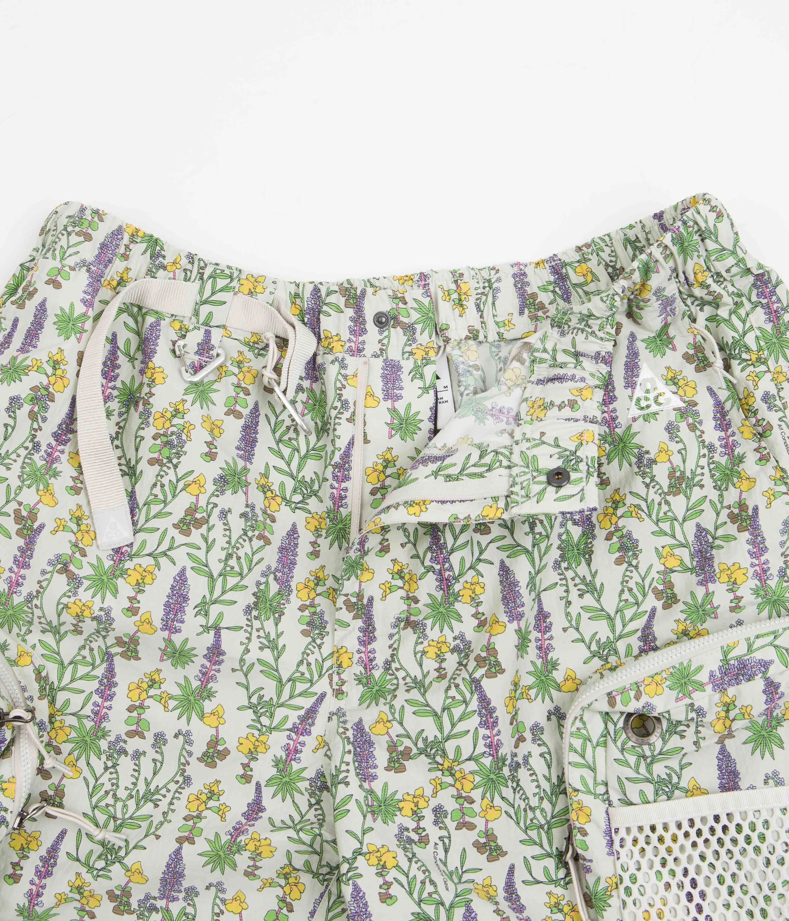 Nike ACG Snowgrass Cargo Shorts - Light Bone / Light Iron Ore / Summit White