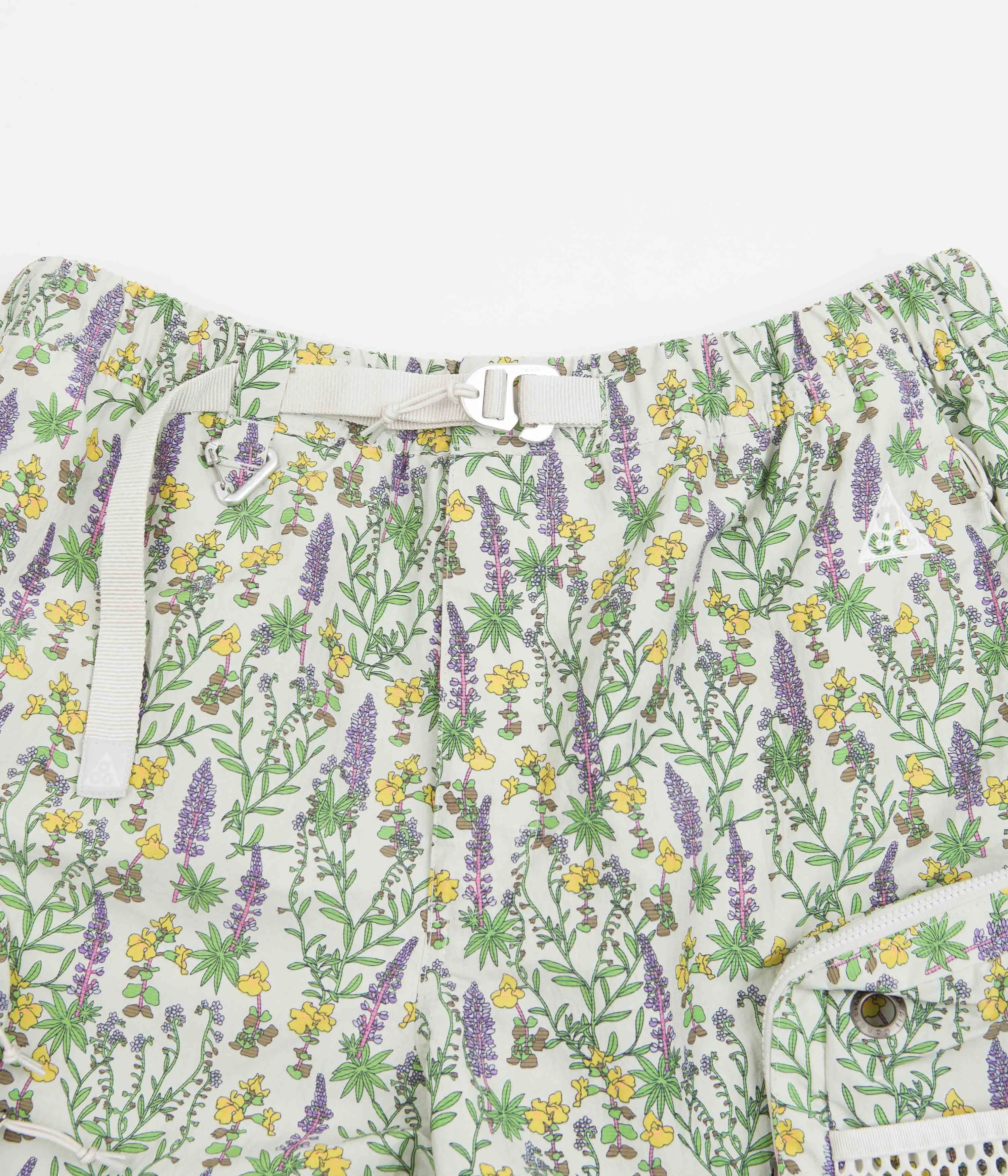 Nike ACG Snowgrass Cargo Shorts - Light Bone / Light Iron Ore / Summit White