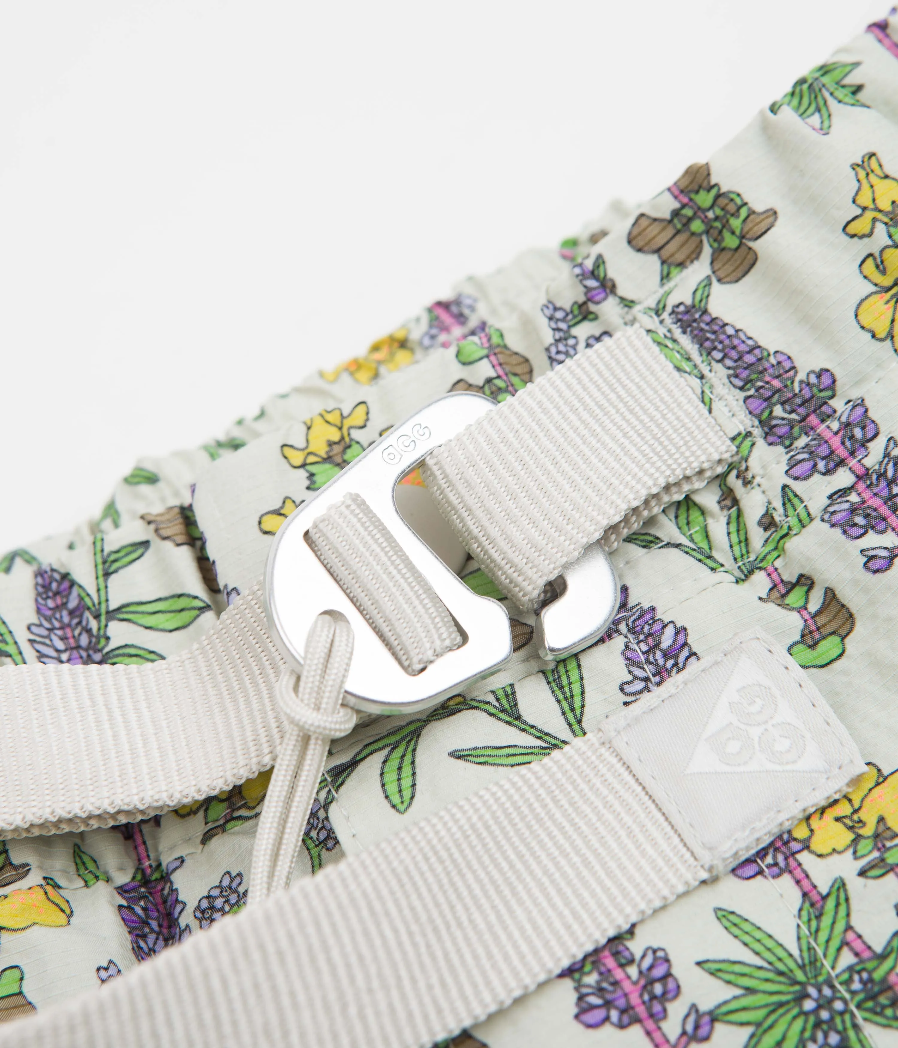 Nike ACG Snowgrass Cargo Shorts - Light Bone / Light Iron Ore / Summit White