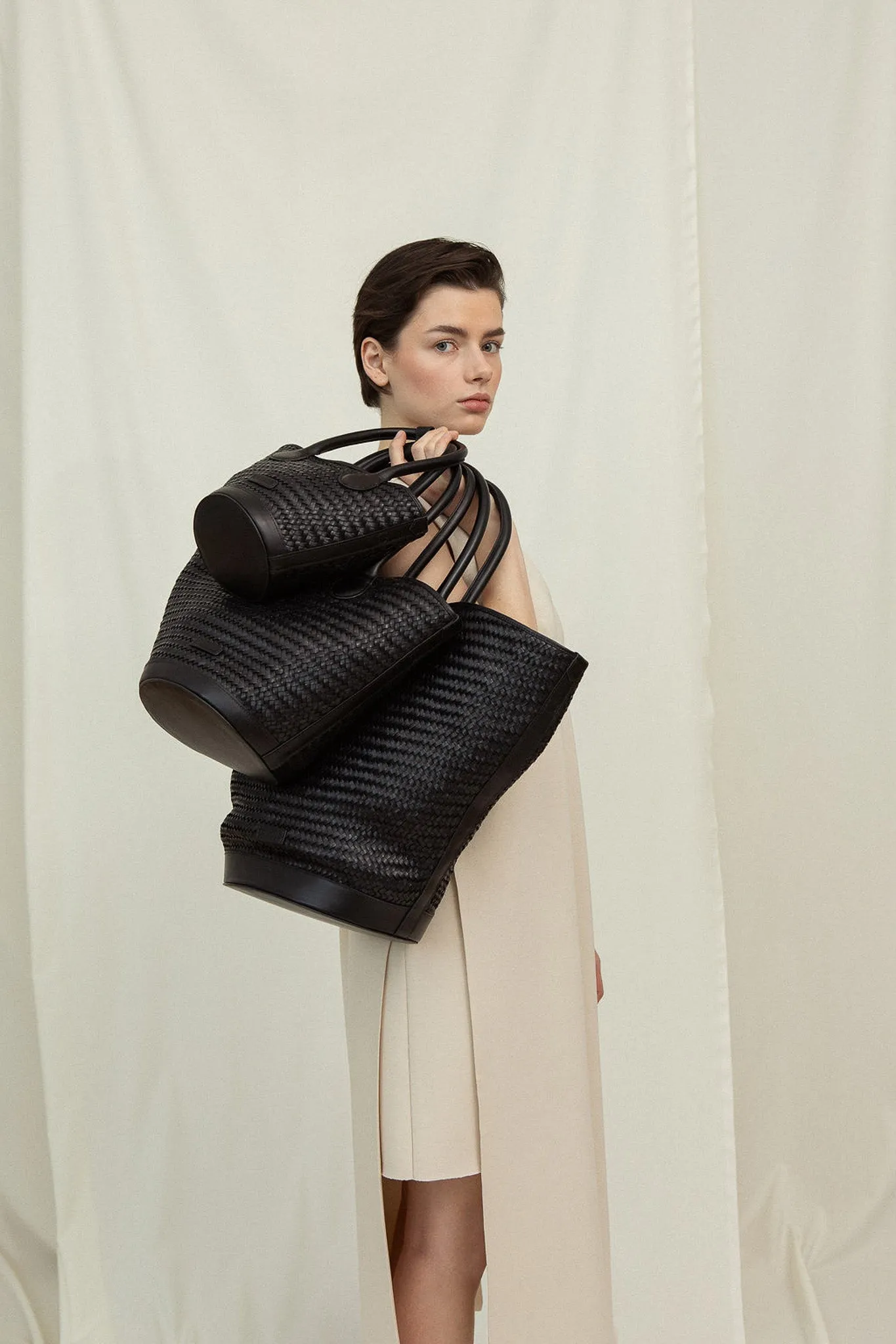 SANDHI L Black Twill Tote bag