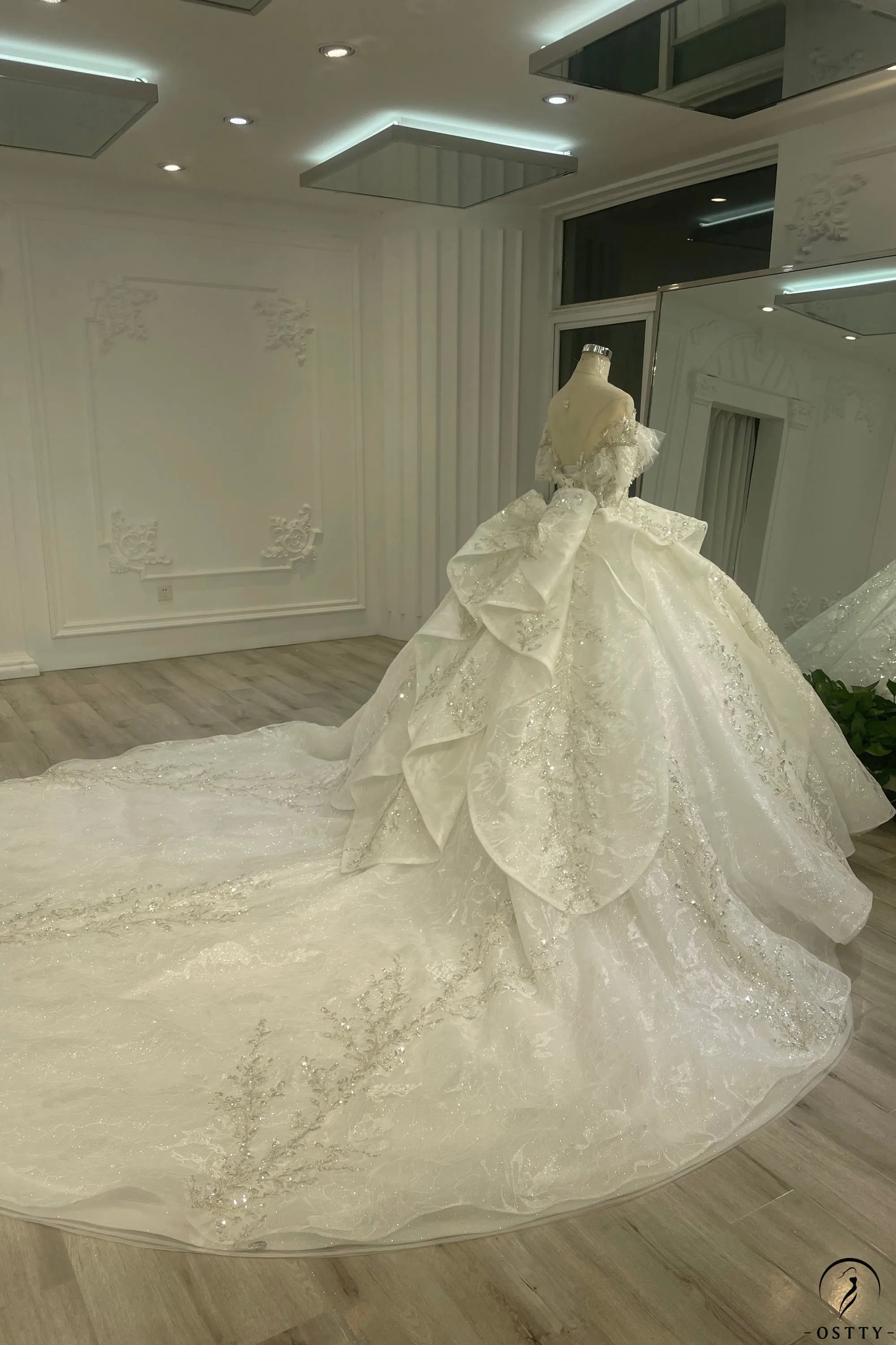 White Queen Collar Short Sleeve Crystals Pearl Wedding Dress OS09281
